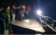 Ô tô 7 chỗ đâm xe máy rồi rơi xuống sông ở Nghệ An, 5 người chết