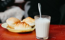 Không phải buổi sáng, đây mới là thời điểm uống sữa tốt nhất được chuyên gia khuyến cáo để có thể nhận được lượng canxi gấp bội