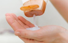 Đây là lý do khiến chuyên gia sức khoẻ không dùng hoá mỹ phẩm khi tắm gội