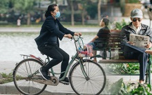 Chùm ảnh: Tiết trời se lạnh, người Hà Nội khoác thêm áo ấm, hưởng trọn không khí mát lành của mùa Thu