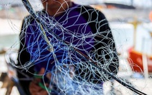 Thấy chiếc bình cổ vướng vào lưới đánh cá, người ngư dân nhặt lên và mở nút ra xem, suýt mất mạng vì thứ bên trong