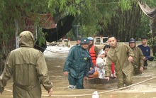 Mưa lũ ở Thừa Thiên - Huế: Người dân đi xuồng trên đường, thủy điện nâng mức xả lũ