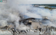 [Ảnh] Cột khói đen mù mịt, cao trăm mét bao trùm KCN Hiệp Phước, người dân chạy xe máy ra xem