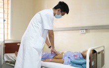 Trẻ 11 tuổi bị thủng dạ dày: Bác sĩ nghi ngờ do 1 thói quen ăn uống rất nhiều người mắc