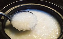 "Làm thế nào để chia đều 1 nồi cháo cho 7 người?" - sau 3 lần thất bại, nhóm người mới nghĩ ra 1 cách hay, khiến ai cũng hài lòng