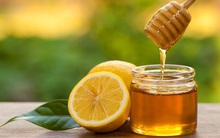 Mật ong và chanh tạo thành thuốc trị ho dứt điểm vào giai đoạn chuyển mùa nhưng khi sử dụng cần chú ý điều này để phát huy hiệu quả tốt nhất