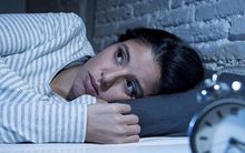 Đêm mất ngủ, trưa ngủ bù có sao không?