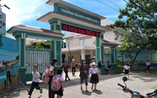 Trường tiểu học bớt suất ăn của học sinh