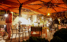 Những người ủng hộ ông Trump bị tấn công bằng pháo hoa