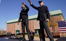 Lần đầu cùng xuất trận, hai ông Biden - Obama "vùi dập" Tổng thống Trump