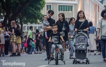 Người dân Hà Nội đổ lên phố đi bộ hưởng se lạnh cuối thu