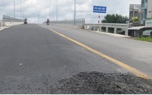 Cầu 78 tỷ vừa khánh thành đã bong tróc, đầy ổ gà