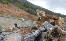 Đường sá ở miền Trung sạt lở, tan nát sau mưa bão