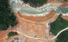 Mưa lớn bất ngờ cuốn trôi đập tạm ngăn nước tìm kiếm người mất tích tại Rào Trăng 3