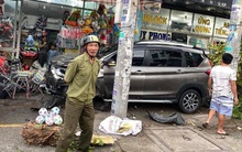 TP.HCM: Ô tô tông nhiều xe máy nằm la liệt, làm gãy cây xanh và khiến cửa hàng bị hư hỏng