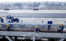 Mặt cầu Thăng Long đang được sửa ra sao?