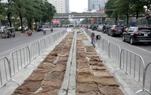 Rào chắn thi công hầm chui Lê Văn Lương tại nút giao 10 làn xe