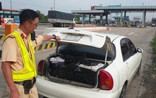 CLIP: Tài xế bỏ xe giữa đường chạy trốn, CSGT phát hiện hàng cấm số lượng "khủng"