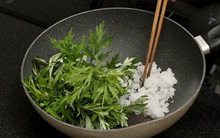 Hơ nóng rồi áp lá ngải cứu vào lưng, cơn đau sẽ nhanh chóng biến mất nhưng lời chuyên gia nói mới là điều bạn cần lưu ý