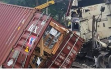 Xe container bị tàu hỏa tông đứt rời khi băng qua đường ngang