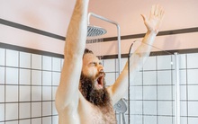 Đang tắm nước nóng mà bước ra không khí lạnh, người đàn ông Mỹ suýt chết do sốc phản vệ