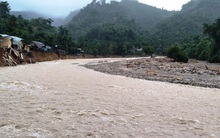 Lại xảy ra sạt lở vùi lấp 14 nhà dân, một ngôi trường ở Quảng Nam