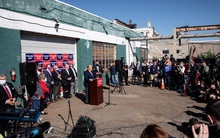 Chuyện "nhầm nhọt": Các phóng viên sửng sốt trước khung cảnh cuộc họp báo lạ kỳ của luật sư ông Trump