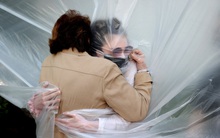 Nhìn lại năm 2020 qua 43 bức ảnh ấn tượng nhất: Một năm đầy biến động, thế giới quay cuồng trong thiên tai dịch bệnh và những mất mát không thể nào quên