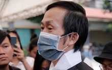 Rơi nước mắt với câu nói của NS Hoài Linh tại tang lễ cố NS Chí Tài: "Bây giờ chẳng còn ai cô độc hơn anh đâu"