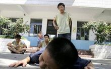 Con trai bị bắt nạt ở trường, bà mẹ dạy con hướng giải quyết không giống ai nhưng lại thu được kết quả cực ngọt ngào