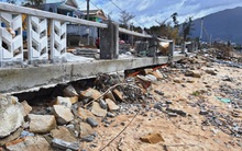 Phố đi bộ hơn 170 tỷ ven đầm ở Lăng Cô tan nát do thủy triều dâng cao?