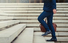 Nhìn dáng đi đoán tính cách: Người chịu được cô đơn thích khoanh tay đi bộ, người hướng nội tác phong nho nhã