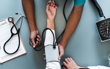 Đi khám bệnh được kiểm tra chỉ số này ở cả 2 cánh tay có thể phòng ngừa bệnh đau tim, đột quỵ và tử vong