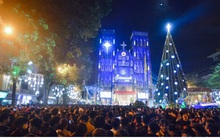 Biển người chen chân trước Nhà thờ Lớn Hà Nội trong đêm Giáng sinh