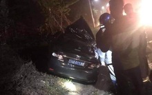 Xe ô tô biển xanh húc đuôi container, 4 người thương vong