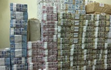 Đổi tiền mới trên mạng rầm rộ, phí cao ngất ngưởng, đề phòng tiền giả