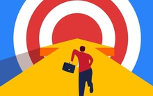 Một hôm, một công nhân ngốc tới công xưởng làm việc, sự xuất hiện của anh ta, đã làm thay đổi tất cả những nhân viên cũ thông minh kia...