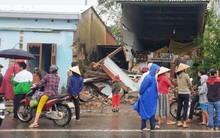 Xe container mất lái tông sập nhà dân