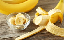 Tại sao nên ăn 1 quả chuối vào buổi tối trước khi đi ngủ?