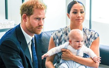 Vợ chồng Meghan Markle tiết lộ thông tin mới về bé Archie khiến dư luận phẫn nộ, yêu cầu "giải cứu" đứa trẻ ngay lập tức