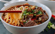 Khách cáu kỉnh chê đồ ăn dở, phản ứng của chủ quán khiến anh ta không nói nên lời, tự cảm thấy xấu hổ