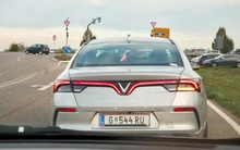 Xôn xao hình ảnh VinFast Lux A2.0 lăn bánh tại Đức: Chiếc biển số hé lộ thêm thông tin