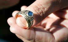 Vị trí giả ném 1 viên đá và 1 chiếc nhẫn vào bãi đá rồi bảo chàng trai đi nhặt: Hồi kết đáng ngẫm, thức tỉnh nhiều người