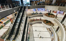 Chùm ảnh: Trung tâm Aeon Mall Bình Tân vắng tanh, đìu hiu chưa từng có giữa dịch Covid-19