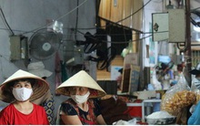 Ảnh: Người Hà Nội đeo khẩu trang đi chợ tuân thủ phòng chống Covid-19