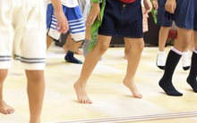 Để trẻ đi chân đất: Cách giáo dục đặc biệt của người Nhật Bản