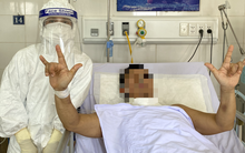 [Ảnh] Cận cảnh hành trình 15 ngày đưa bệnh nhân Covid-19 "từ cửa tử trở về" của các y bác sĩ ở tâm dịch Đà Nẵng