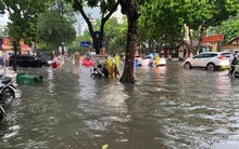 Hà Nội: Mưa to như trút nước lúc tan tầm, nhiều tuyến phố trung tâm lại "biến" thành sông