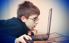 Nhìn máy tính và điện thoại quá nhiều thời Covid-19, người lớn lẫn trẻ em liên tục gặp các bệnh về mắt: Áp dụng ngay quy tắc 20-20-20 để bảo vệ "cửa sổ tâm hồn"