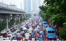 Giao thông Hà Nội hỗn loạn, tắc nghẽn trong sáng 18/8